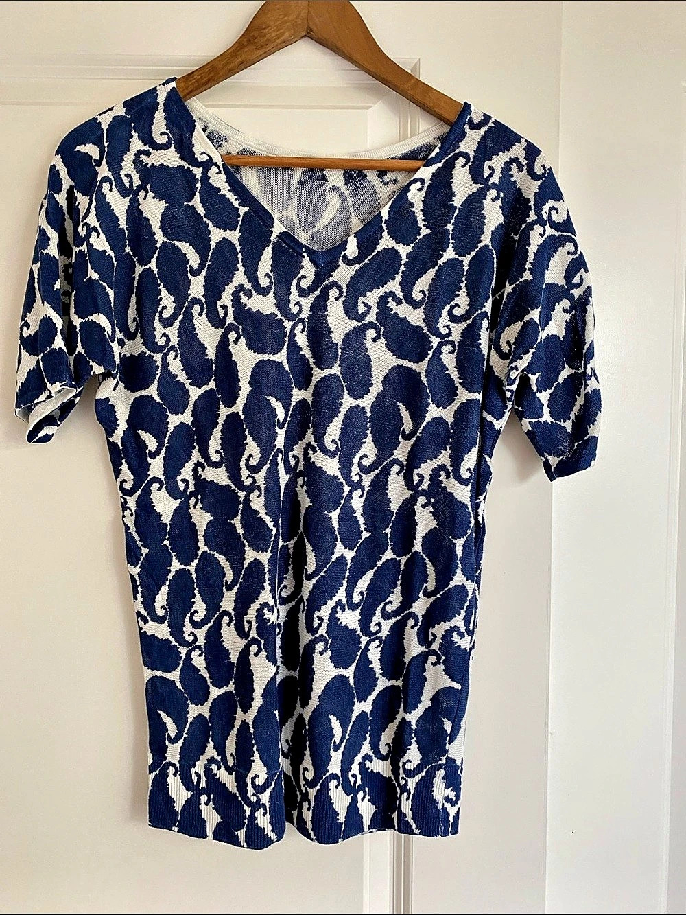 Abstract Short Sleeve Top in Blue & White Size Medium. Linen blend. Banana Repu